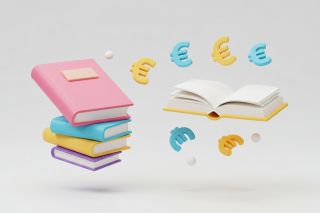© Lek - stock.adobe.com Foto: Stapel bunter Bücher und ein offenes Buch mit Euro-Symbolen, die auf einem weißen Hintergrund schweben
