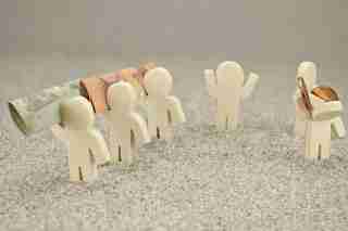 Foto: Kleine Figuren mit Geldscheinen und Münzen