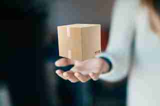 Foto: Hand mit kleinem Paket